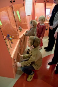 Vapriikin Aika leikkiä -näyttelyssä on lapsille näkemistä ja tekemistä. (Kuva Marika Tamminen.)