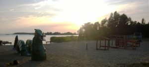 Ilta-auringon valaisema Top Camping Vaasan uimaranta