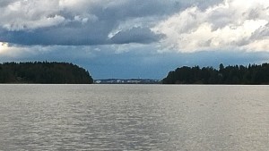 Järvenpää Tuusulanjärveltä katsottuna, oikealla metsän takana Tuusulan Rantatien kulttuurikohteet.