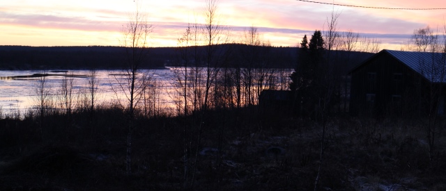 Väylän (Muonionjoki) varrella kulkevalla Ylimuoniontiellä nähtyjä maisemia.