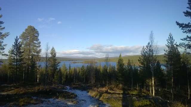 Särkijärven näköalapaikka. Edessä näkyy Särkijärvi saarineen ja taustalla Pallas- ja Keimiötunturit.