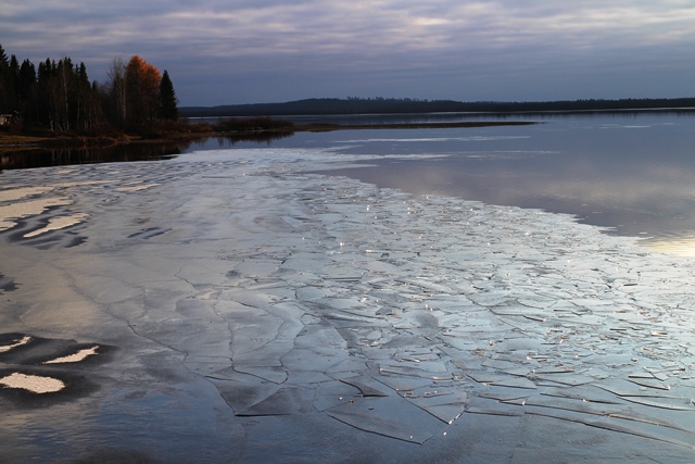 Tien toisella puolella oleva Ylinen Utkujärvi on jo osittain jäässä.