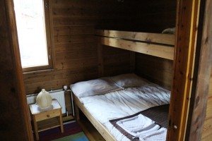Torassiepissä voit majoittua 1-2 hengen huoneissa tai tilavammissa mökeissä. Kuva: KivaaTekemistä.fi