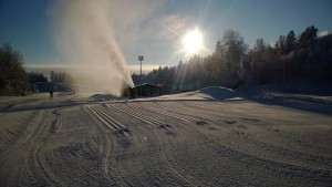 Myös Keravan Keinukalliolla pääsee hiihtämään, tosin ei vielä näin hyvillä laduilla. Kuva: KivaaTekemistä.fi