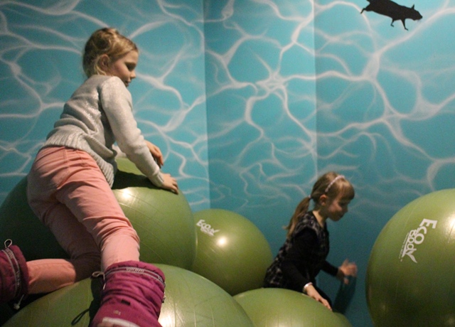 Yksi tyttöjen suosikeista oli tämä erikoinen "pallomeri". Kuva: KivaaTekemistä.fi