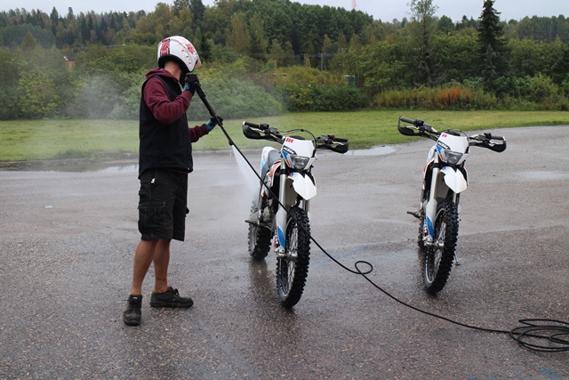 Pyörät pestään painepesurilla käytön jälkeen. Kuva: KivaaTekemistä.fi