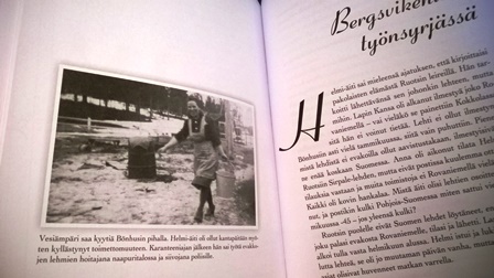 Pikkupiika Pakolainen, s. 222-223. Toimettomuuteen kyllästynyt Helmi-äiti kantamassa vettä Bönhusin pihalla.