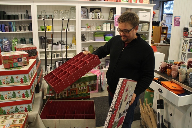 Markus esittelee upeita Tri-Coastal Design -sisustuslaatikoita. Kuvan kaksikerroksisessa laatikossa voi säilyttää joulukoristeita. Kuva: KivaaTekemistä.fi