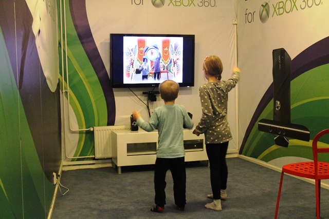 Kinect for Xbox 360 -laitteessa peliä hallitaan oman kehon avulla. Kuva: KivaaTekemistä.fi