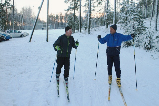 Tapasimme ladulla sattumalta Muuramen kunnanjohtajan Ari Ranta-ahon (oik.) ja Kauko Oksasen. Ari kertoi, että latuverkosto koostuu kahdesta 2,5 kilometrin lenkistä 9-tien molemmin puolin sekä 5 kilometrin upeasta harjulenkistä. Kuva: KivaaTekemistä.fi